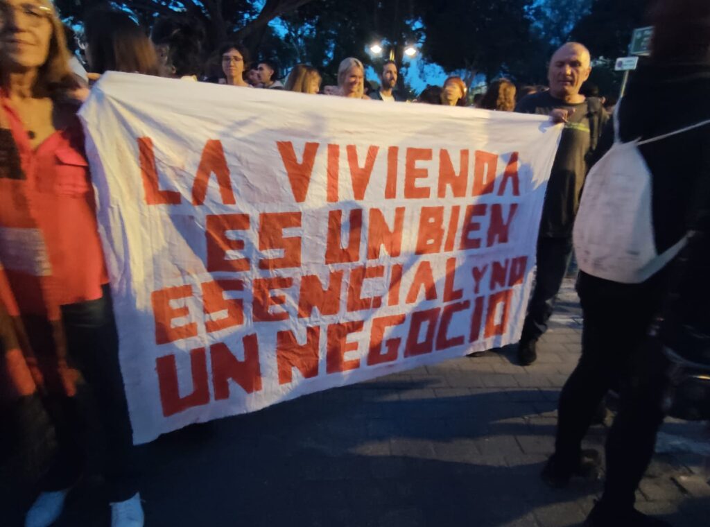 Pancarta «La vivienda es un bien esencial, no un negocio» en una manifestación