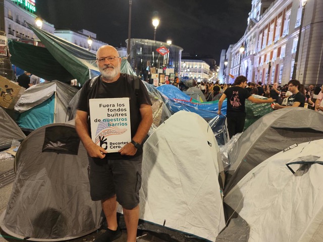 Recortes Cero con su cartel en la acampada de Sol