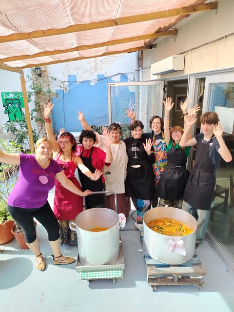 El «comando potaje» preparando comida en la acampada de Valencia